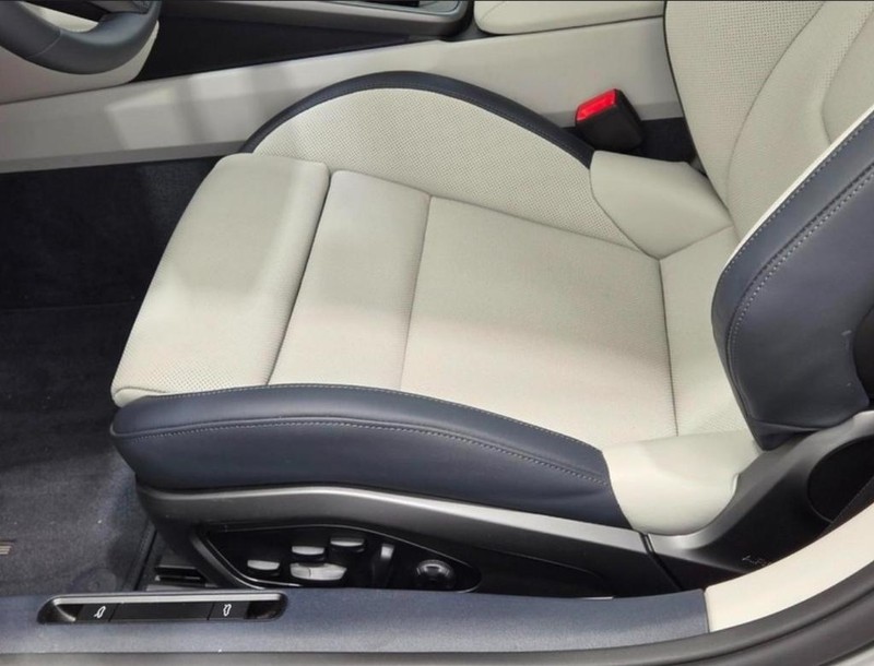 Porsche 911 Vehicle Full-screen Gallery Image 26