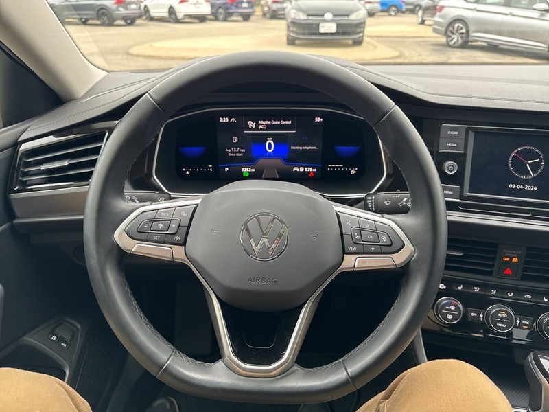 2023 Volkswagen Jetta SE photo