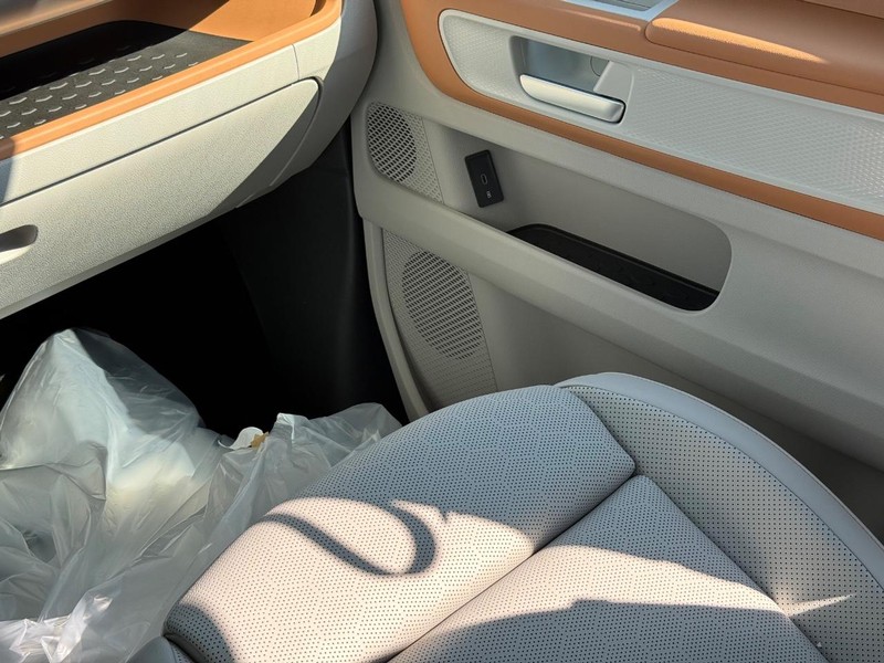 Volkswagen ID. Buzz Vehicle Full-screen Gallery Image 8