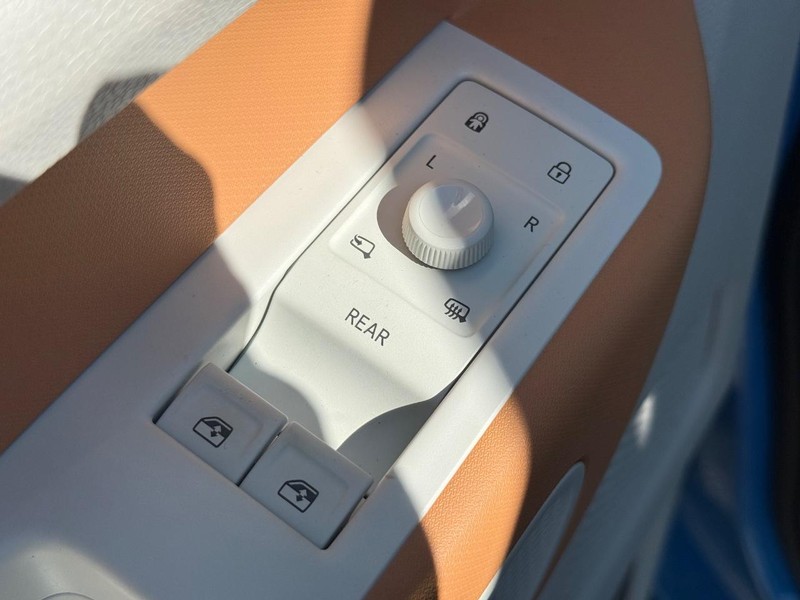 Volkswagen ID. Buzz Vehicle Full-screen Gallery Image 14