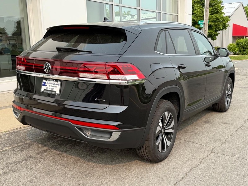 Volkswagen Atlas Cross Sport Vehicle Full-screen Gallery Image 3