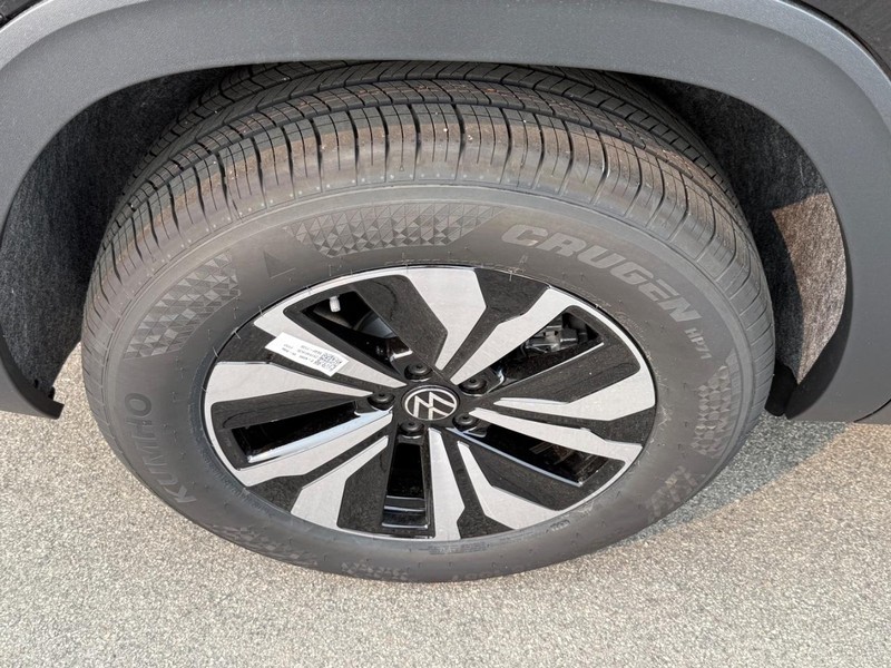 Volkswagen Atlas Cross Sport Vehicle Full-screen Gallery Image 4