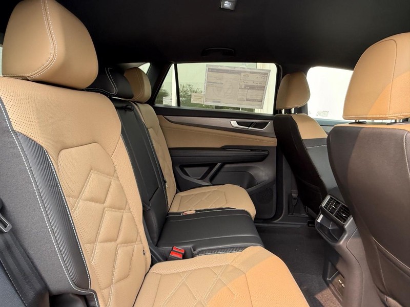 Volkswagen Atlas Cross Sport Vehicle Full-screen Gallery Image 5