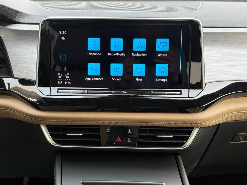 Volkswagen Atlas Cross Sport Vehicle Full-screen Gallery Image 7