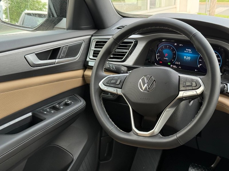 Volkswagen Atlas Cross Sport Vehicle Full-screen Gallery Image 9