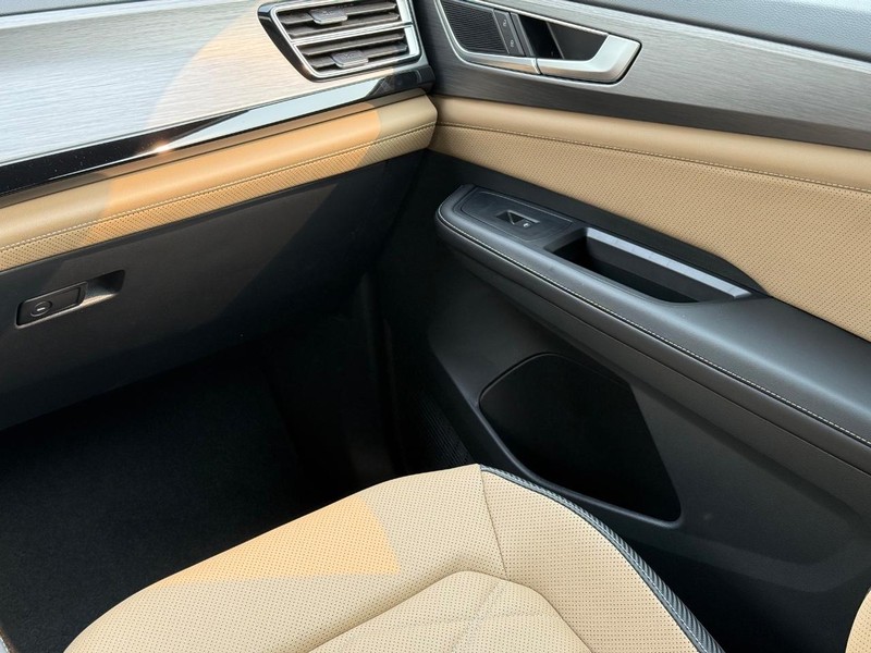 Volkswagen Atlas Cross Sport Vehicle Full-screen Gallery Image 10