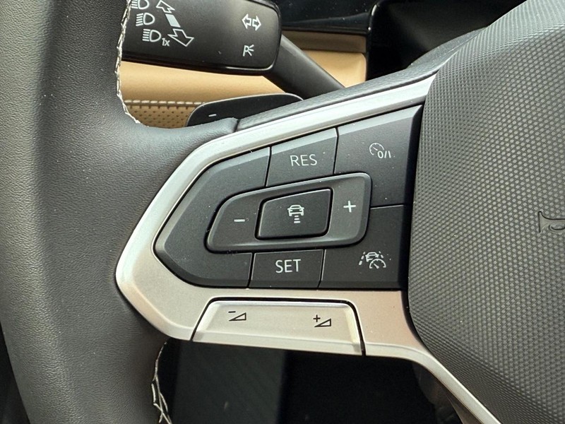 Volkswagen Atlas Cross Sport Vehicle Full-screen Gallery Image 11