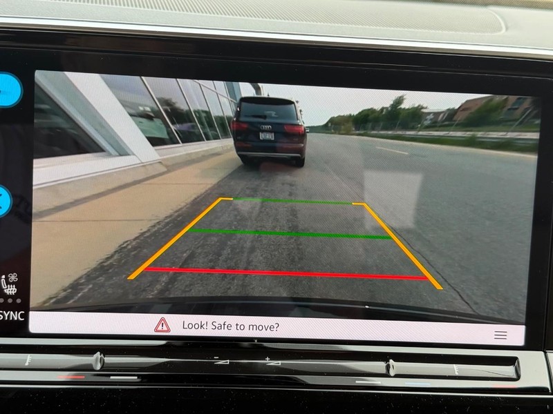 Volkswagen Atlas Cross Sport Vehicle Full-screen Gallery Image 13