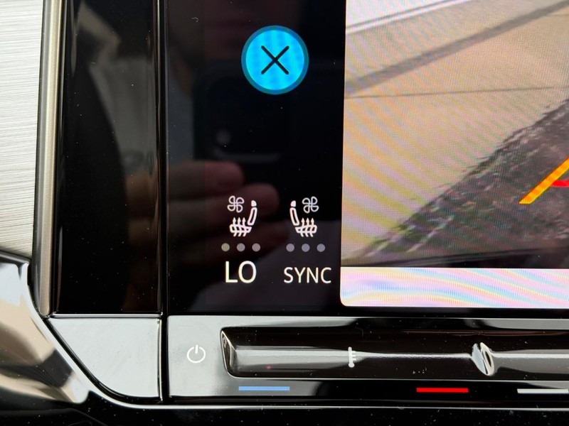 Volkswagen Atlas Cross Sport Vehicle Full-screen Gallery Image 14