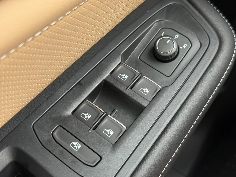 Volkswagen Atlas Cross Sport Vehicle Full-screen Gallery Image 15