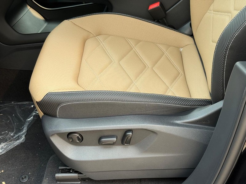 Volkswagen Atlas Cross Sport Vehicle Full-screen Gallery Image 16