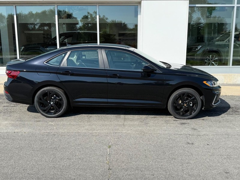 Volkswagen Jetta Vehicle Full-screen Gallery Image 2