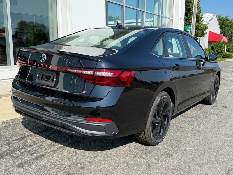 Volkswagen Jetta Vehicle Full-screen Gallery Image 3