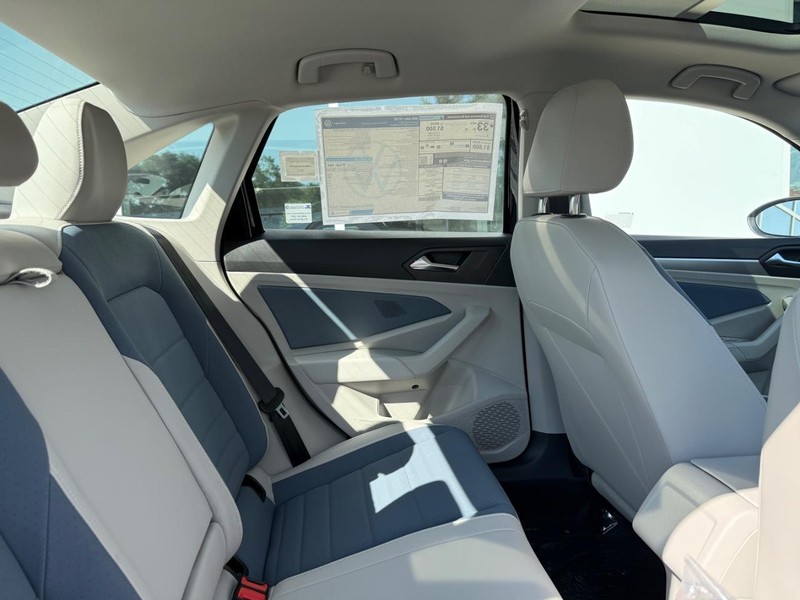 Volkswagen Jetta Vehicle Full-screen Gallery Image 4