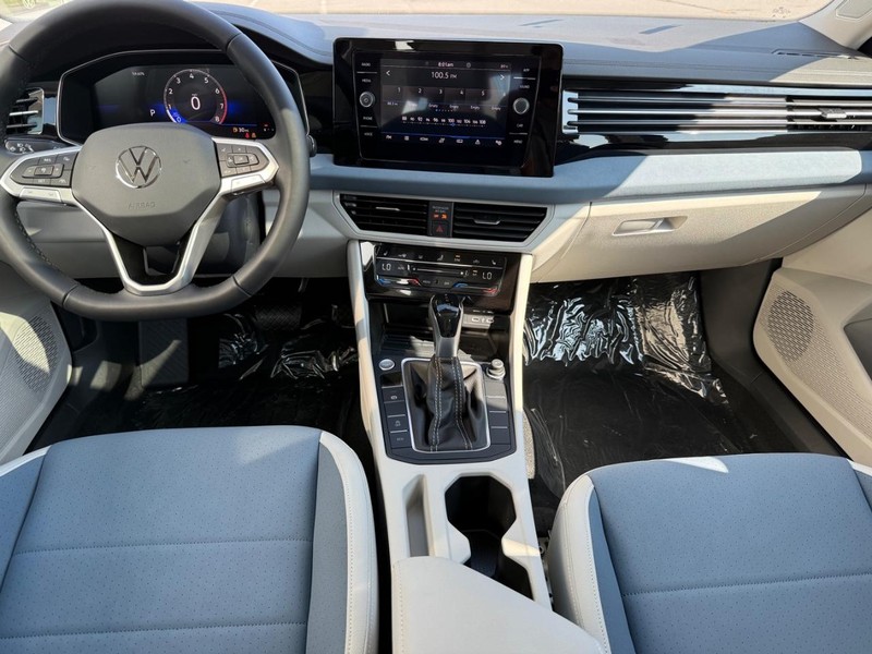 Volkswagen Jetta Vehicle Full-screen Gallery Image 5
