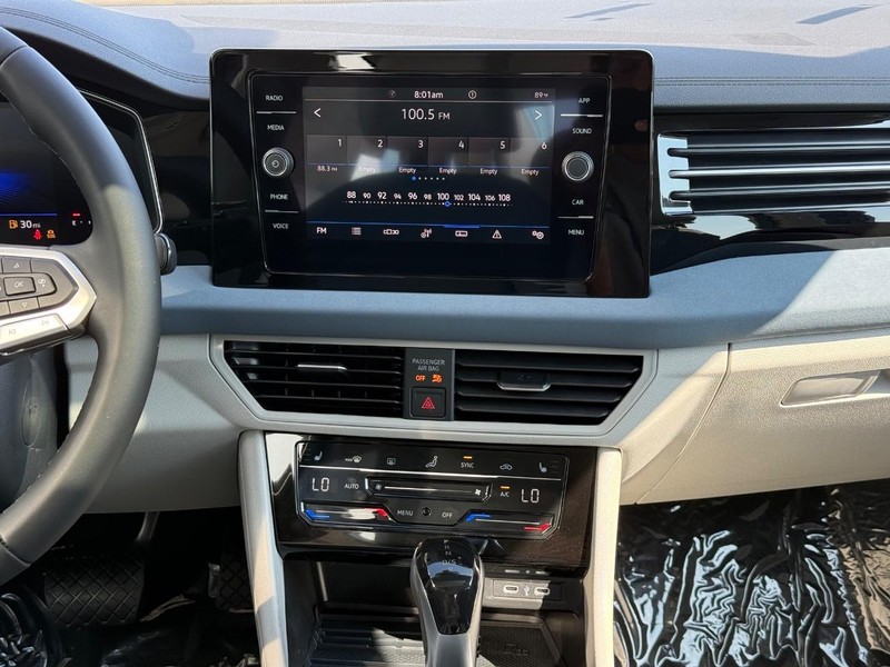 Volkswagen Jetta Vehicle Full-screen Gallery Image 6