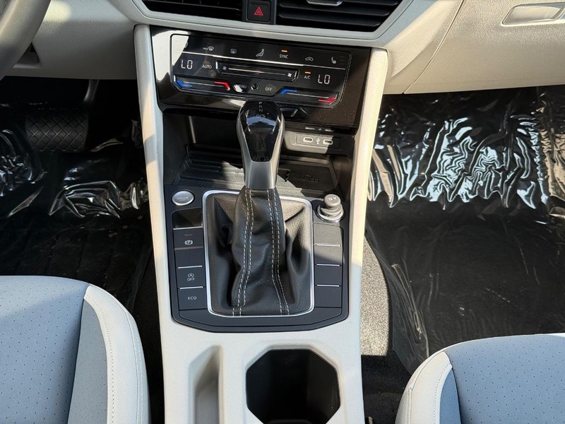 Volkswagen Jetta Vehicle Full-screen Gallery Image 7