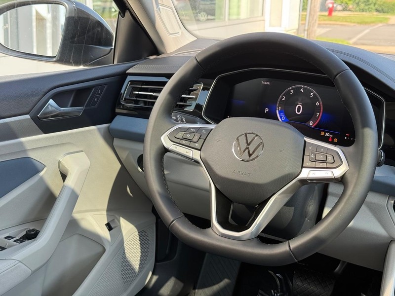 Volkswagen Jetta Vehicle Full-screen Gallery Image 8