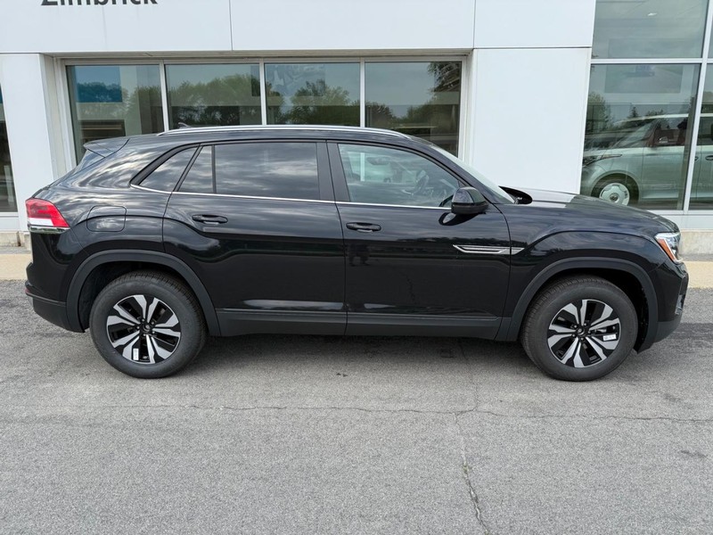 Volkswagen Atlas Cross Sport Vehicle Full-screen Gallery Image 2