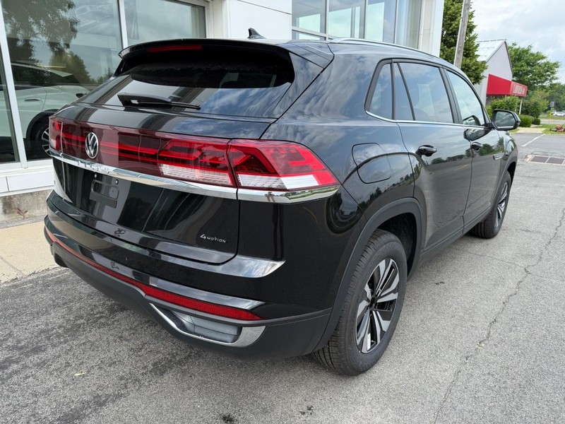 Volkswagen Atlas Cross Sport Vehicle Full-screen Gallery Image 3