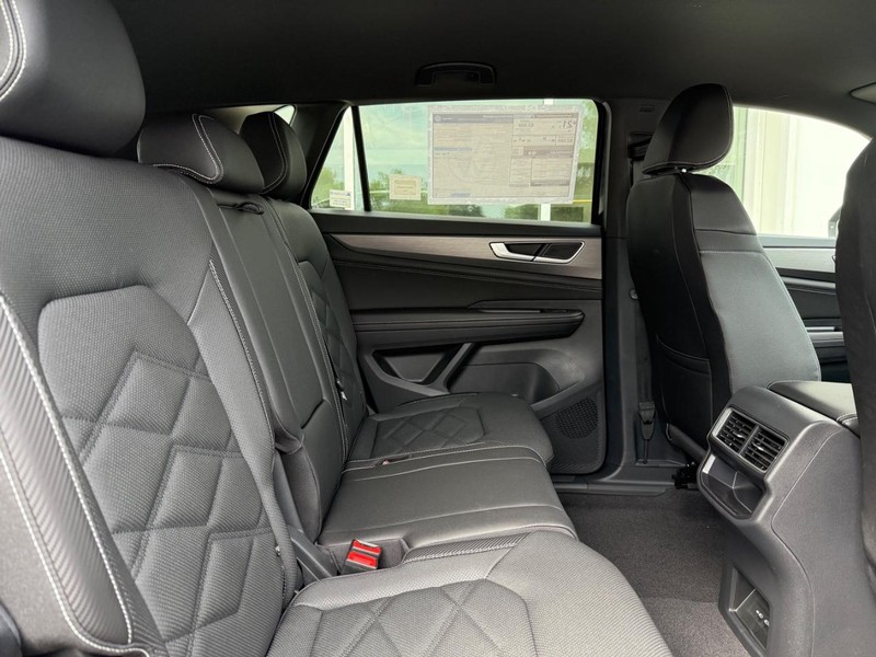 Volkswagen Atlas Cross Sport Vehicle Full-screen Gallery Image 4