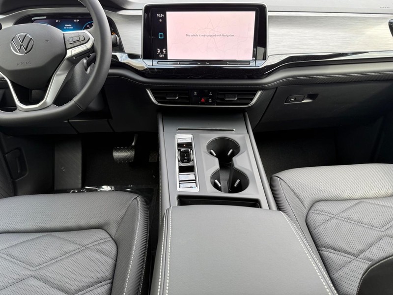 Volkswagen Atlas Cross Sport Vehicle Full-screen Gallery Image 5