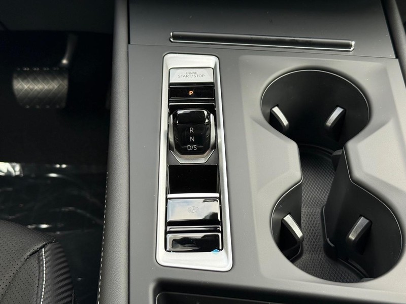 Volkswagen Atlas Cross Sport Vehicle Full-screen Gallery Image 7