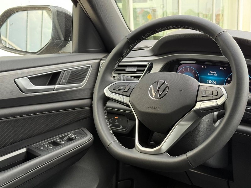 Volkswagen Atlas Cross Sport Vehicle Full-screen Gallery Image 8