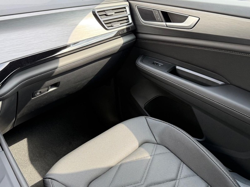 Volkswagen Atlas Cross Sport Vehicle Full-screen Gallery Image 9