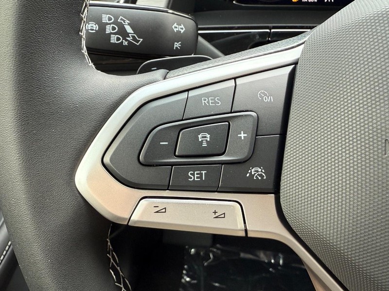 Volkswagen Atlas Cross Sport Vehicle Full-screen Gallery Image 10