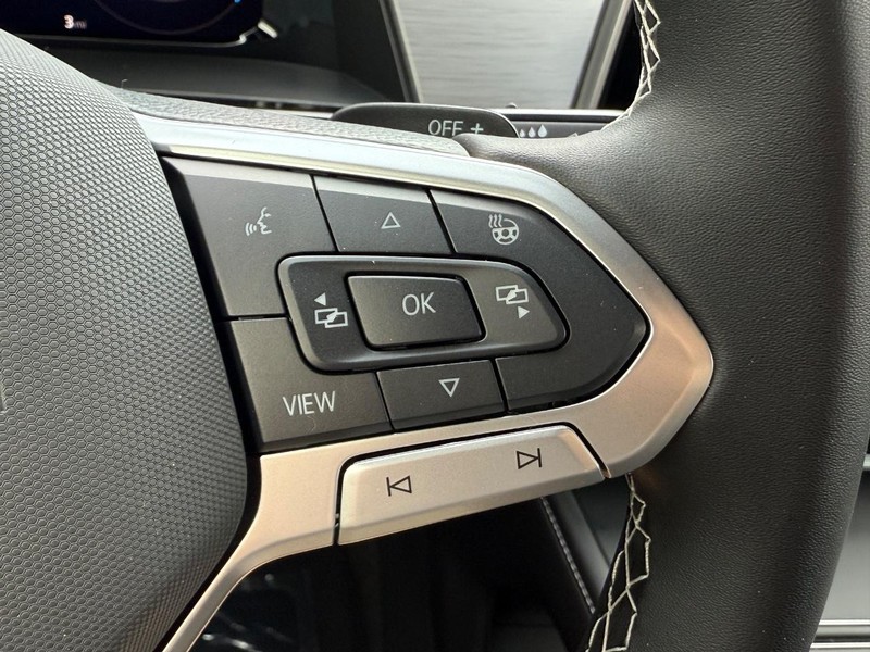 Volkswagen Atlas Cross Sport Vehicle Full-screen Gallery Image 11