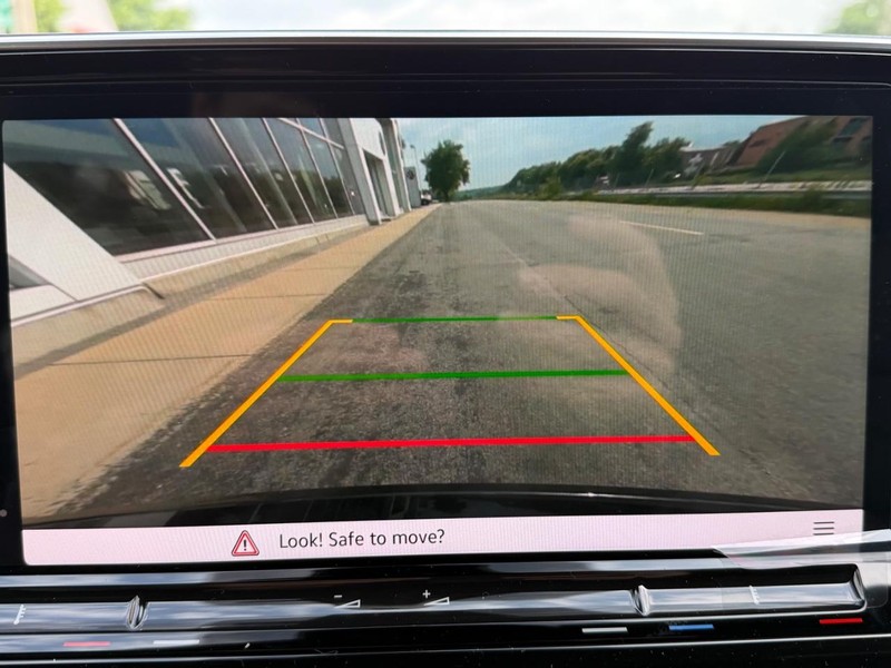 Volkswagen Atlas Cross Sport Vehicle Full-screen Gallery Image 12