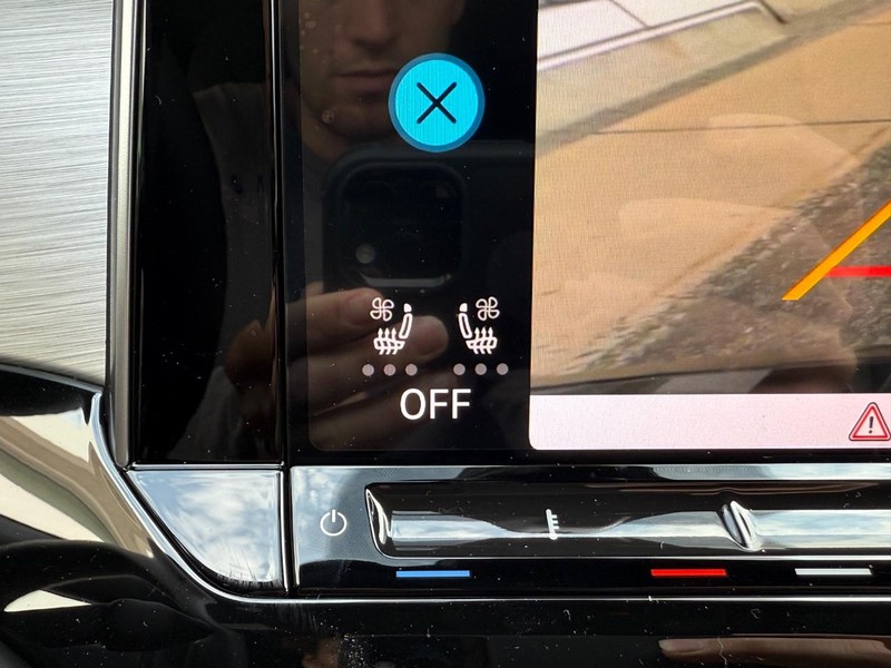 Volkswagen Atlas Cross Sport Vehicle Full-screen Gallery Image 13