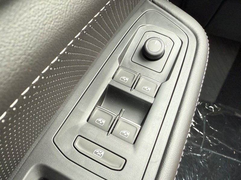 Volkswagen Atlas Cross Sport Vehicle Full-screen Gallery Image 14