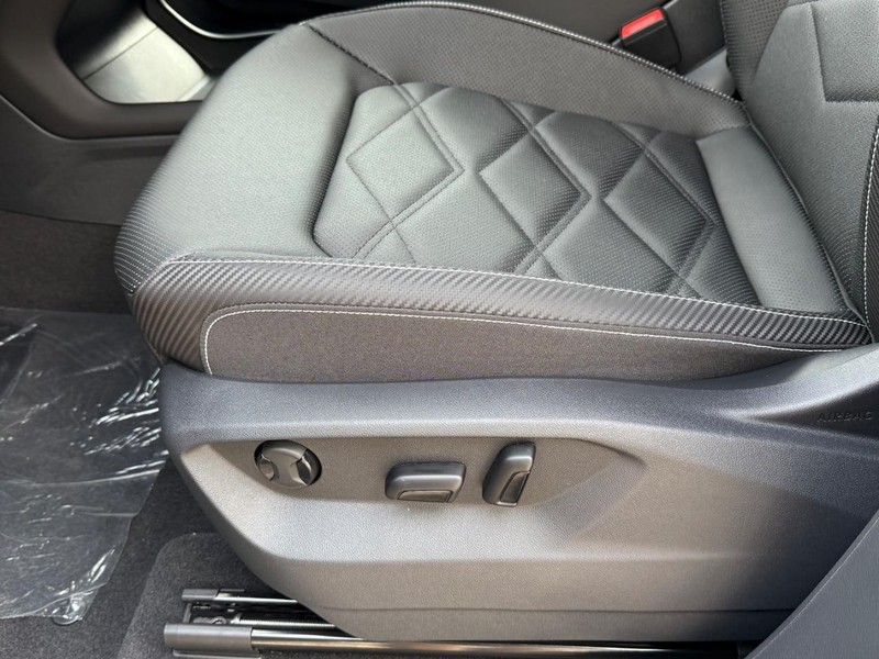 Volkswagen Atlas Cross Sport Vehicle Full-screen Gallery Image 15