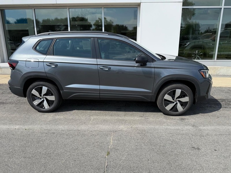 Volkswagen Taos Vehicle Full-screen Gallery Image 2