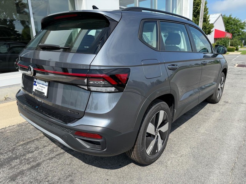 Volkswagen Taos Vehicle Full-screen Gallery Image 3