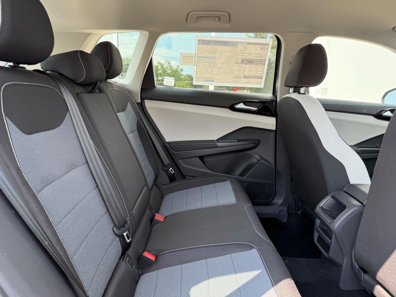 Volkswagen Taos Vehicle Full-screen Gallery Image 4