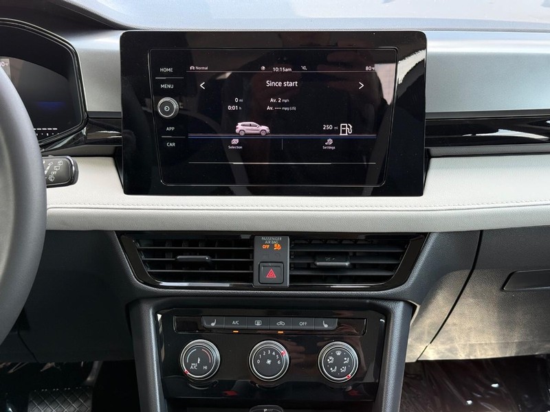 Volkswagen Taos Vehicle Full-screen Gallery Image 6