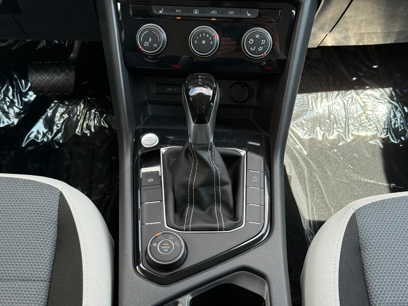 Volkswagen Taos Vehicle Full-screen Gallery Image 7