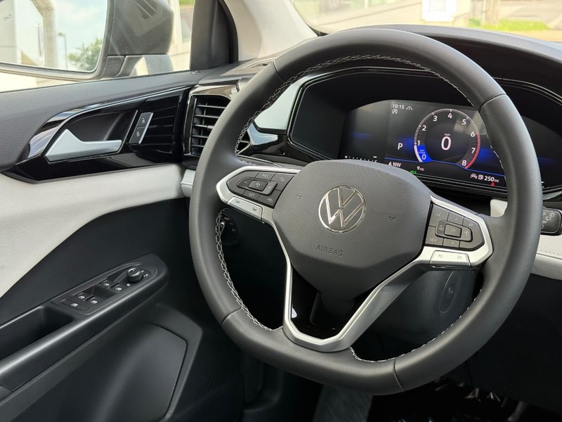 Volkswagen Taos Vehicle Full-screen Gallery Image 8
