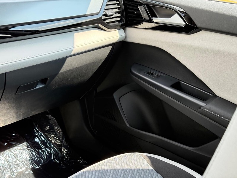 Volkswagen Taos Vehicle Full-screen Gallery Image 9