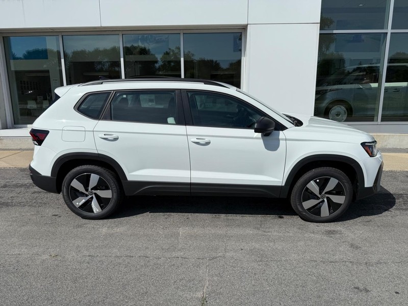 Volkswagen Taos Vehicle Full-screen Gallery Image 2