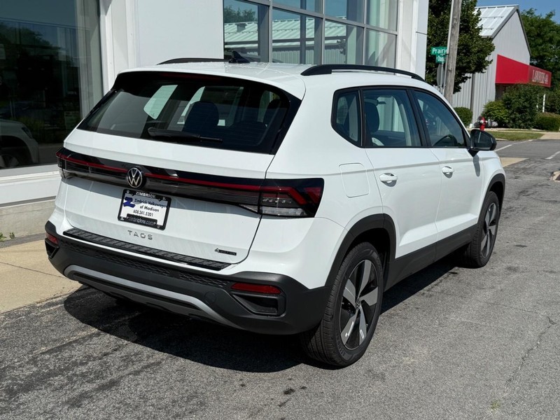 Volkswagen Taos Vehicle Full-screen Gallery Image 3