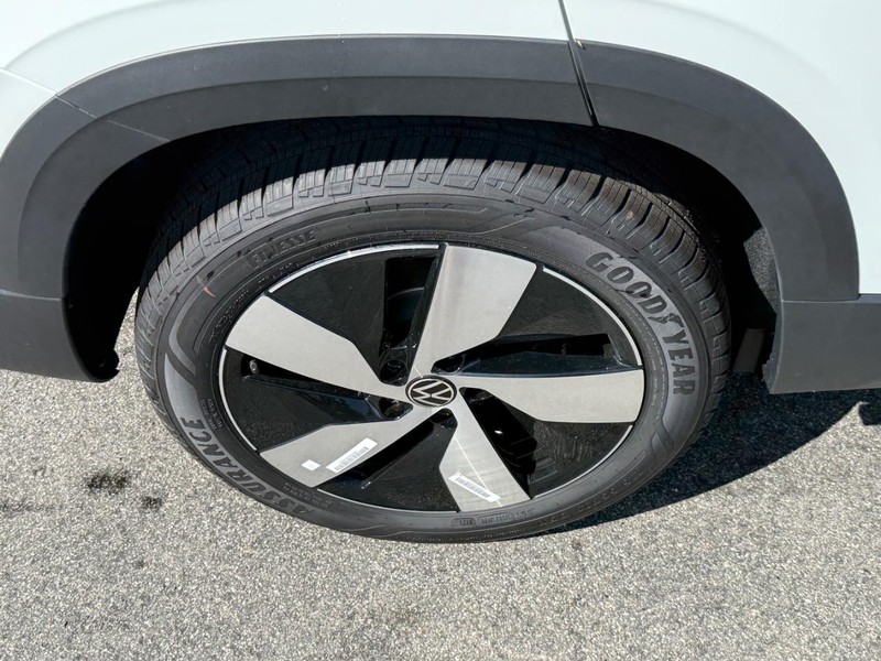 Volkswagen Taos Vehicle Full-screen Gallery Image 4