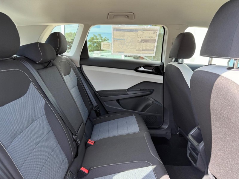 Volkswagen Taos Vehicle Full-screen Gallery Image 5