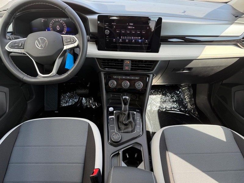 Volkswagen Taos Vehicle Full-screen Gallery Image 6