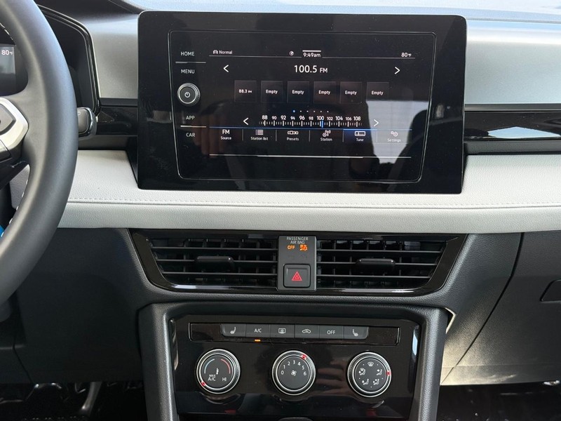 Volkswagen Taos Vehicle Full-screen Gallery Image 7