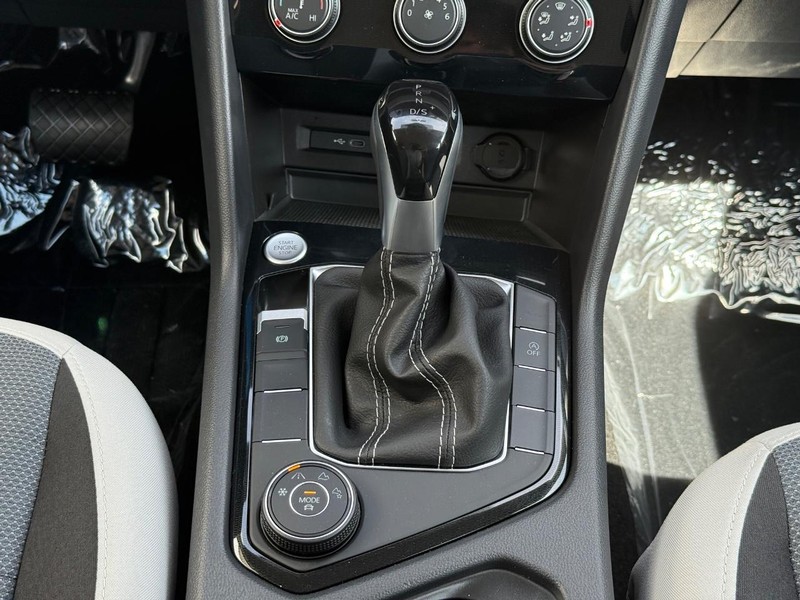 Volkswagen Taos Vehicle Full-screen Gallery Image 8