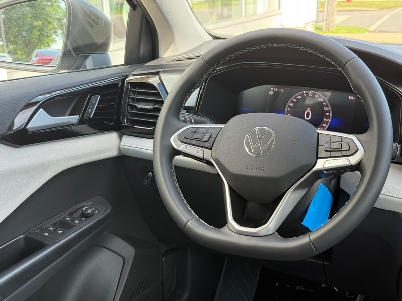 Volkswagen Taos Vehicle Full-screen Gallery Image 9